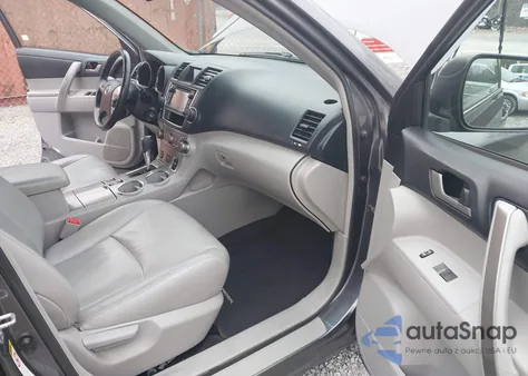 2013 Toyota Highlander Se V6 z USA, uszkodzony, nr VIN 5TDBK3EH2DS233271